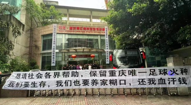 董事长？萧初然惊呼一声，问：请问您的董事长是哪位？王冬雪淡然一笑，说：我们的董事长，是燕京叶家的叶公子。